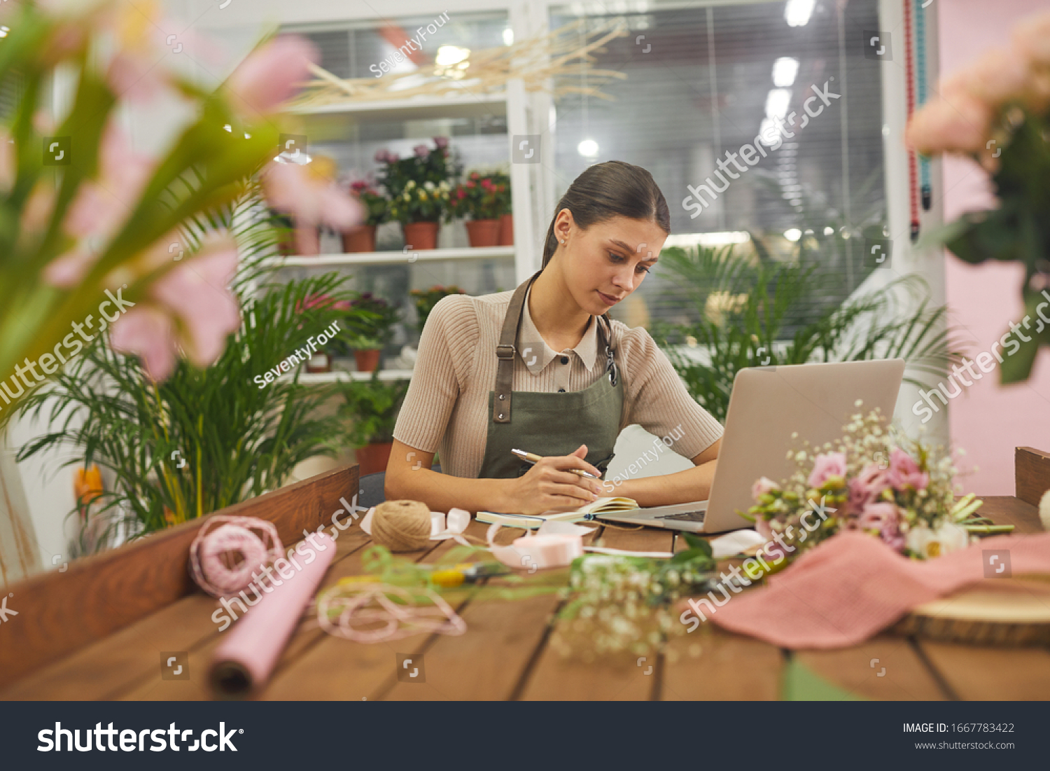 Empreendedor local sorrindo em seu negócio